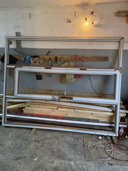 Пластиковая перегородка с дверным проёмом