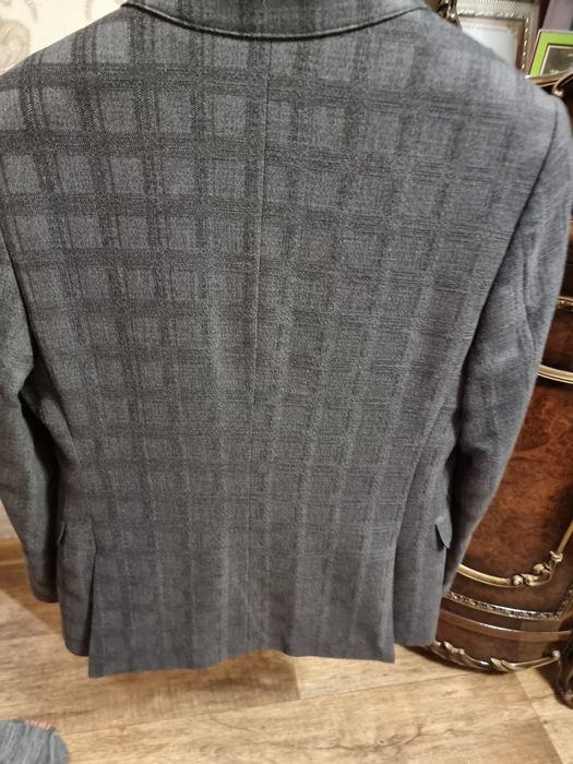 Продам костюм молодежный