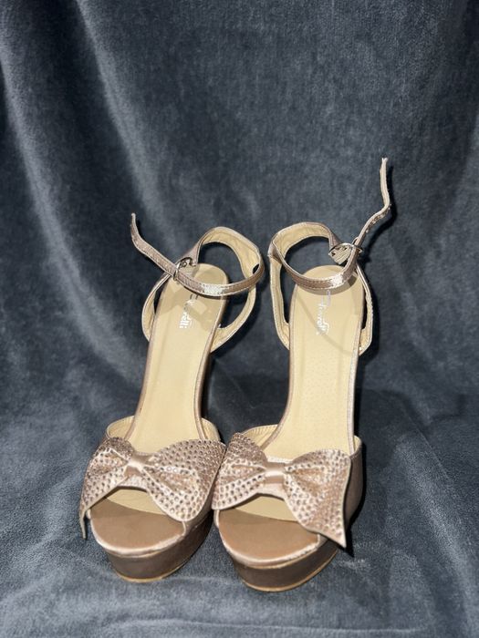 Високи обувки в розово на ток и платформа