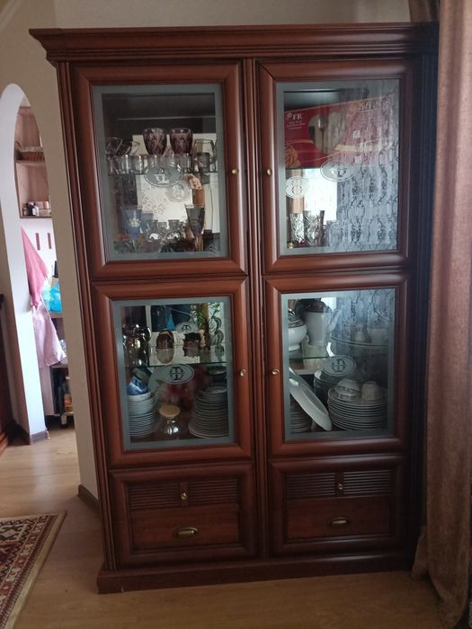 Продам шкаф витрина