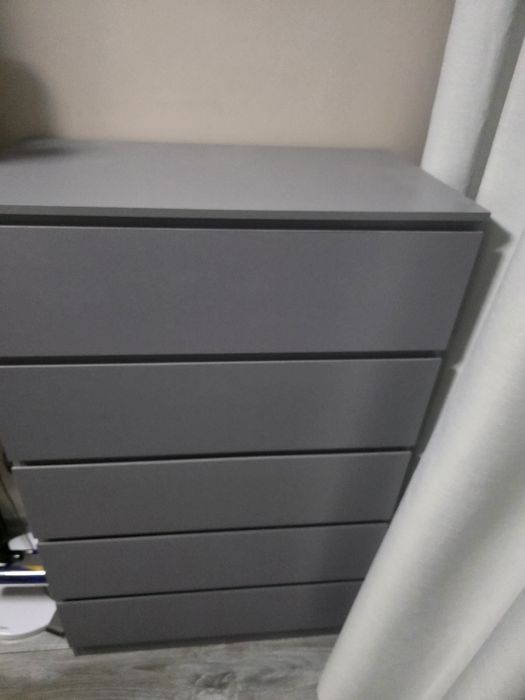 Сив скрин с 5 чекмеджета