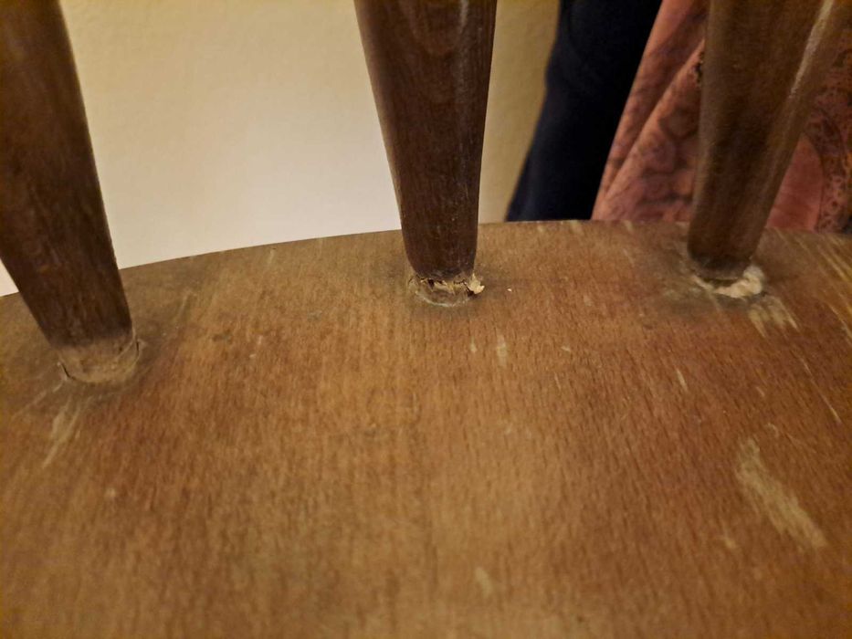 продавам 4 дървени столове от бук - цена на бройка