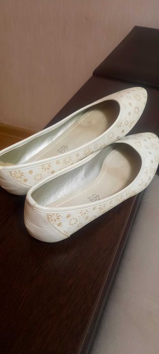 Продам балетки женские(белые)