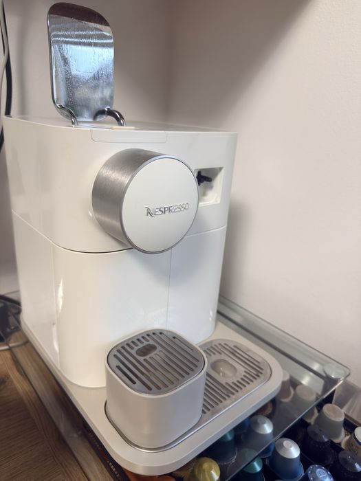 Nespresso Gran Latissima cu 20 de cutii de capsule + cutie CADOU