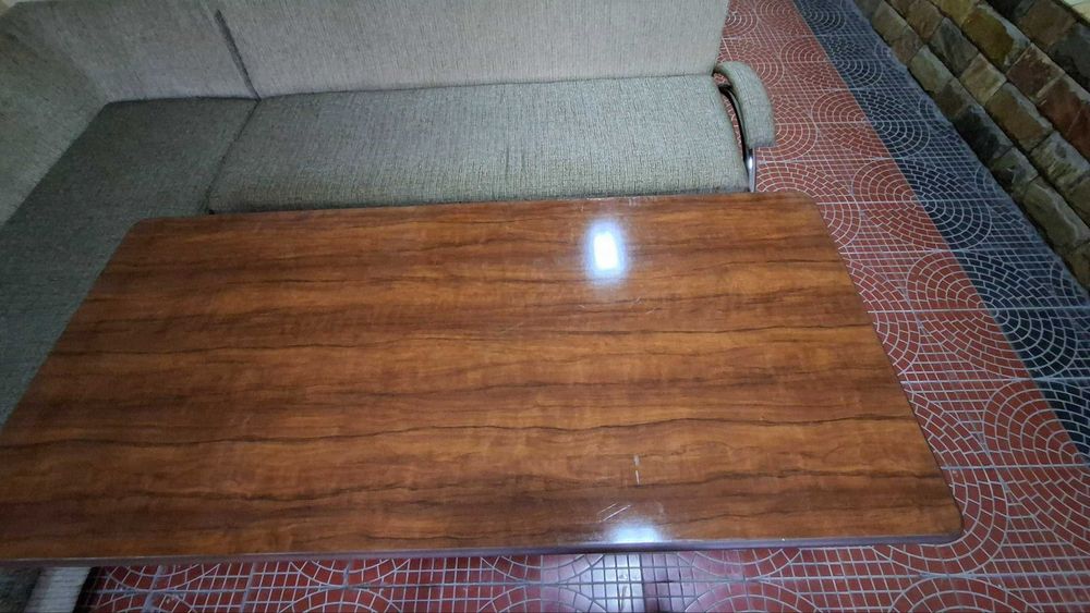 Komplekt tabiiy yog‘ochli stol bilan burchakli divan sotiladi