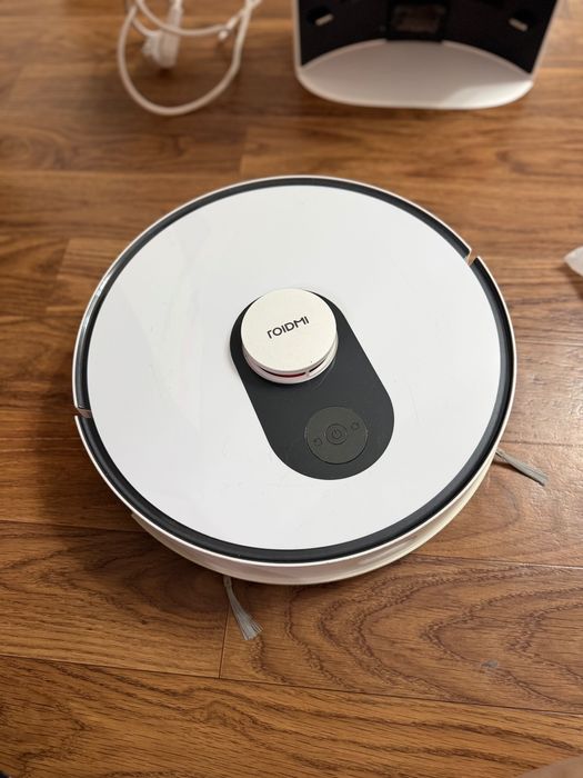 Робот пылесос со станцией самоочистки