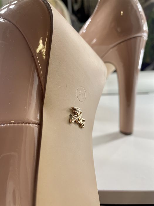 Уникални бежови обувки на ток