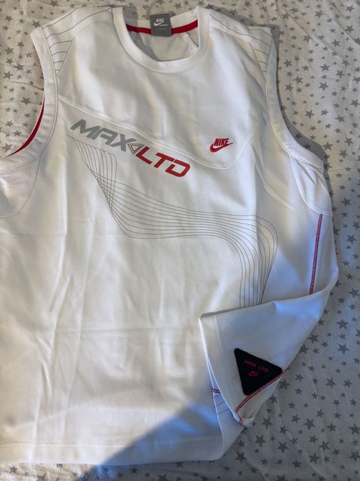 Различни спортни дрехи и екипи