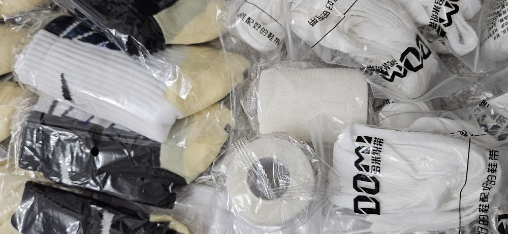 Перчатки, носки футбольные