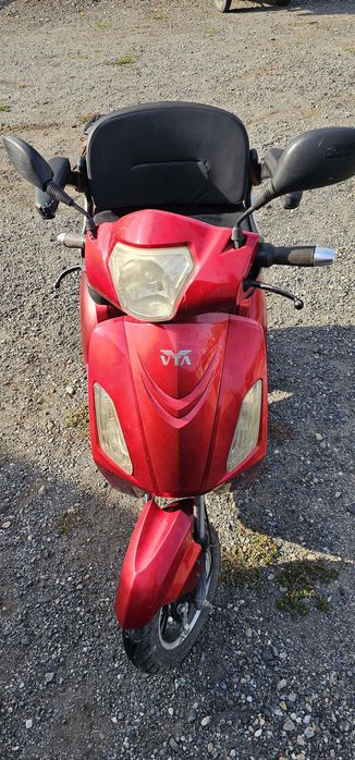 Vand triciclu rosu