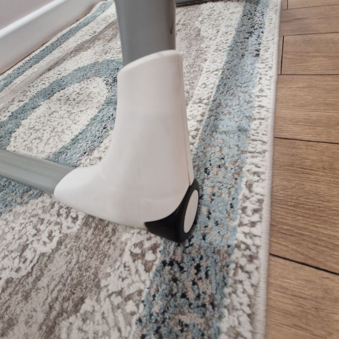 Продам  стол для кормления  бренда joie!