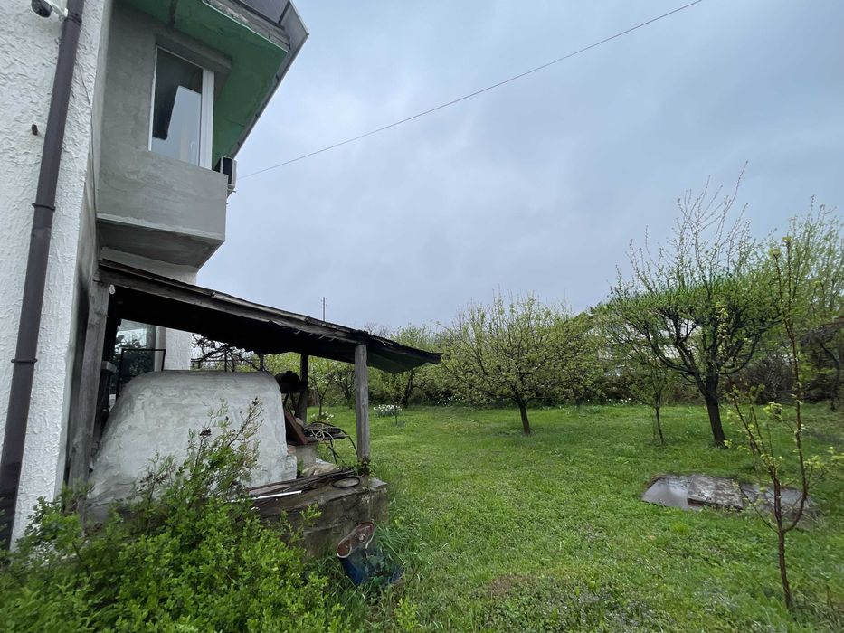 Монолитна къща с гараж