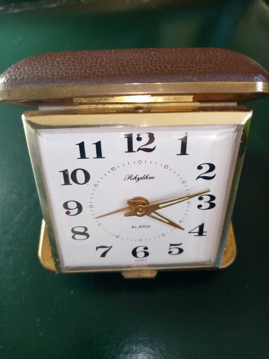 Ceas mecanic de voiaj, perfect funcțional și estetic.