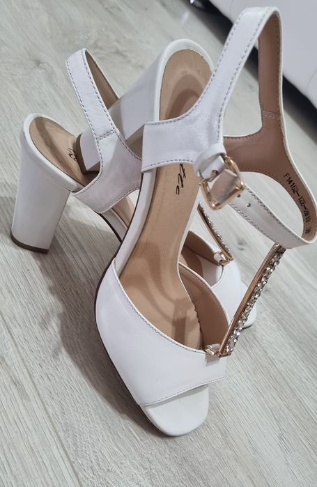 Продам босоножки очень красивые