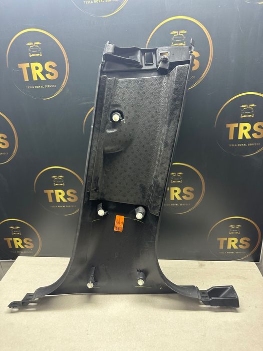 Облицовка на централната колона долна Tesla model Y