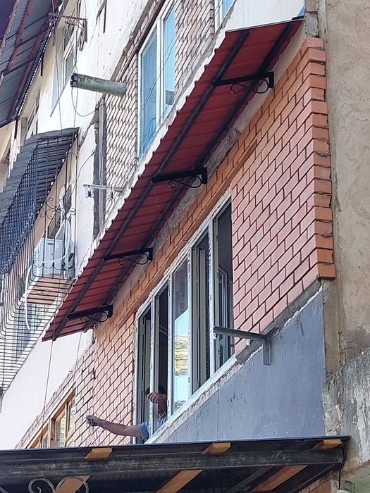 Установка козырьков над окнами