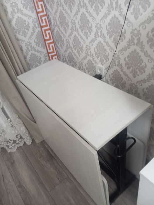 Стол журнал  для гостей