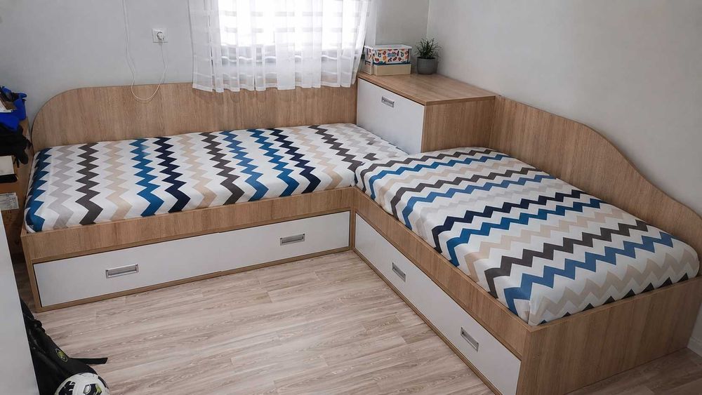 Продавам комплект ъглови легла с ракла – изработени по поръчка