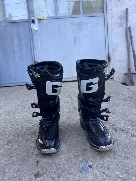 Каска и ботуши размер на ботушите 47