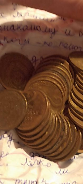 Монеты деньги жёлтые белые