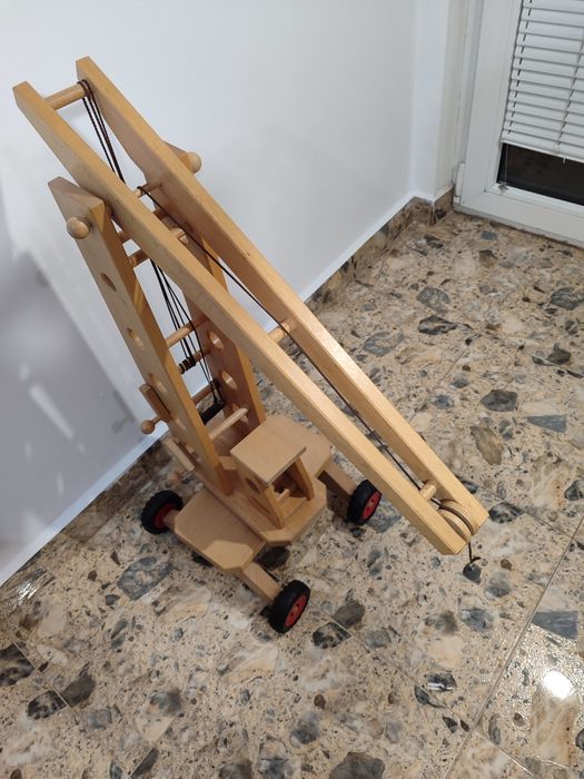 Дървена играчка кран