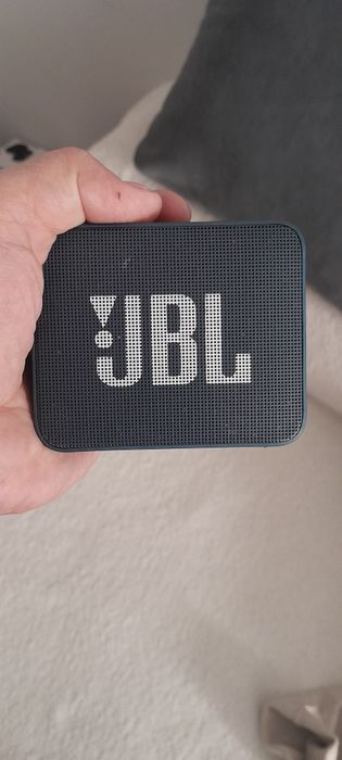 Колонка JBL зеленого цвета
