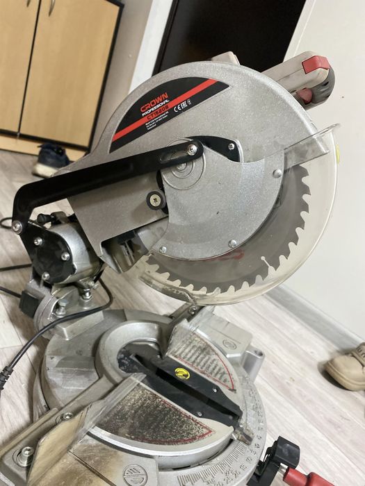 Пила торцовочная CROWN CT15208 торцовка
