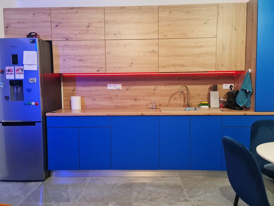 Se vinde apartament cu două camere si doua balcoane, etaj 2/3