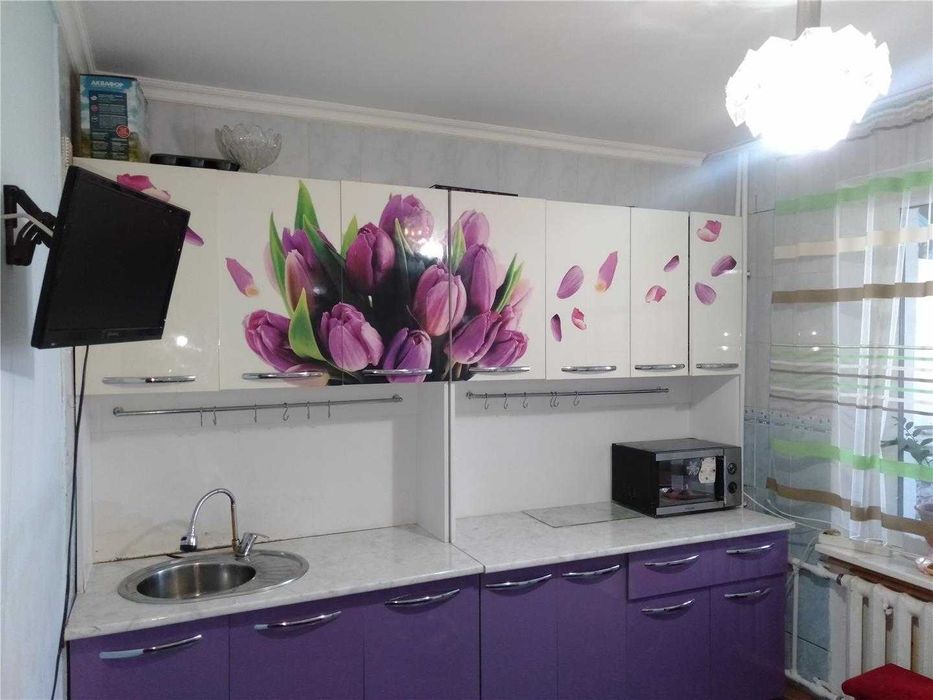 Продам 3 к квартиру на 8 мкр