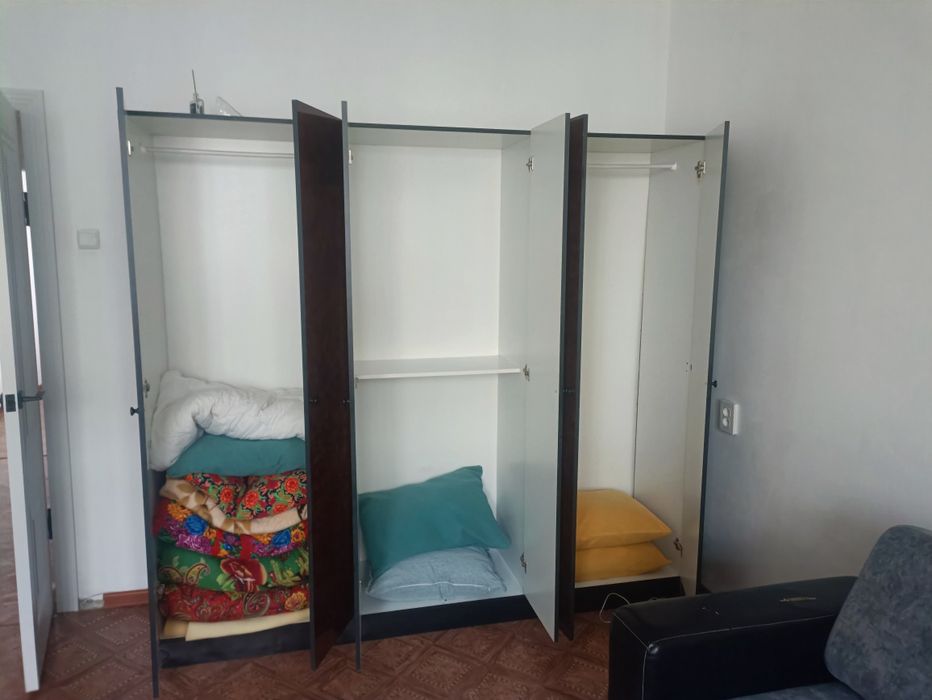 Шкаф трёх секционный