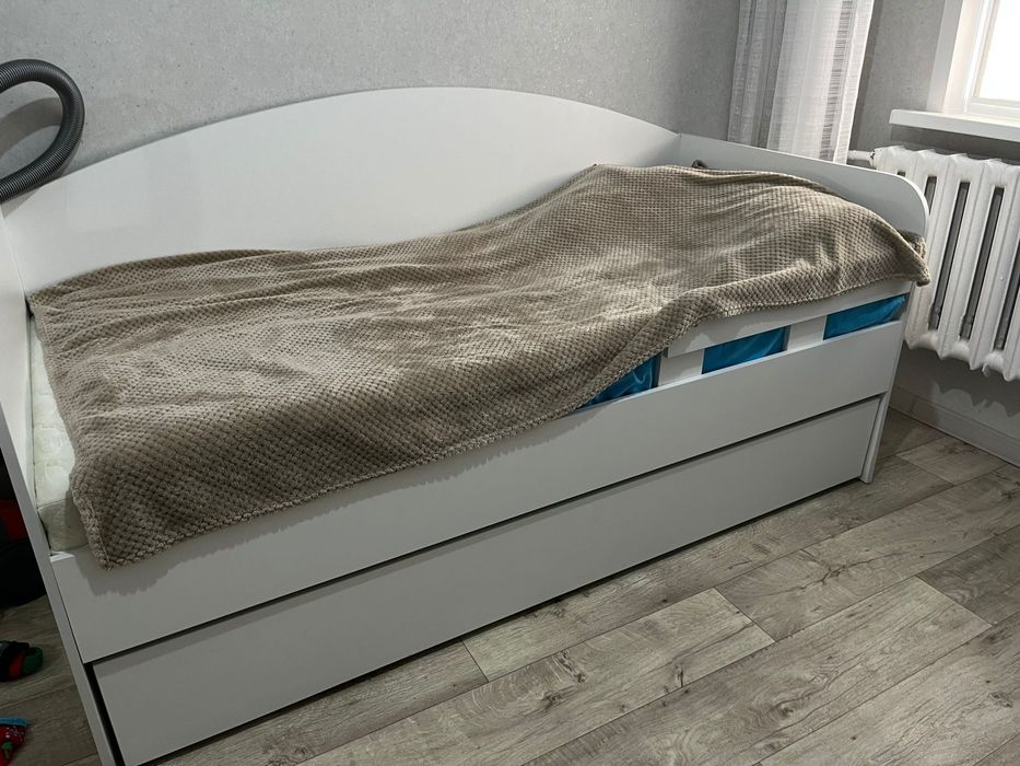 Продам кровать 2× ярусную. Стол и полки