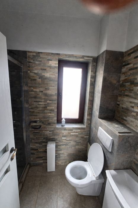 Apartament 3 camere, 2 bai (100mp, pretabil muncitori), curte proprie,