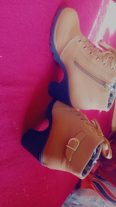 Дамски боти на ток