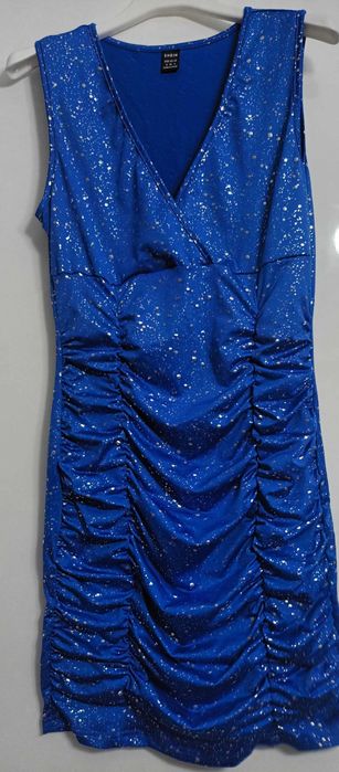 Нежна синя рокля с лъскав ефект