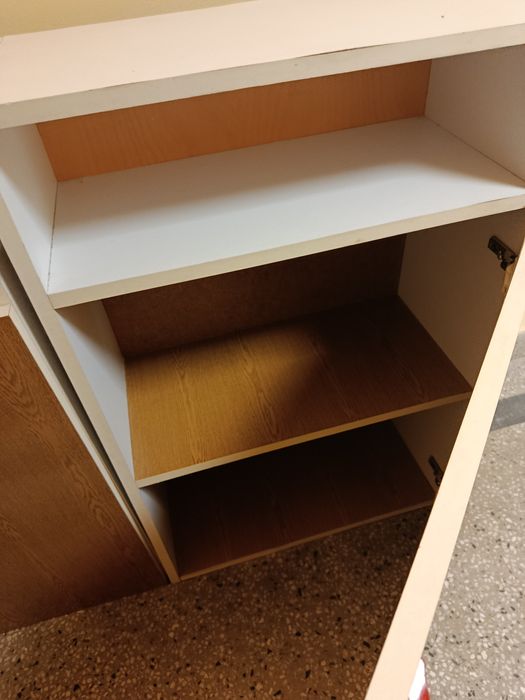 Продавам два горни кухненски шкафа