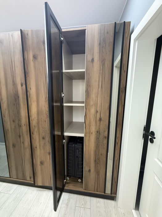 Dulap dressing 6 uși cu oglinzi , modern, stare perfectă