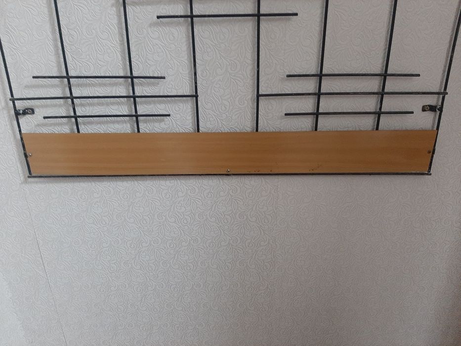 Вешалка. Б/у. Крепкая.