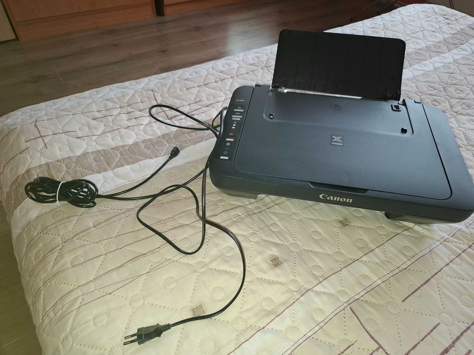 Продавам мастиленоструен принтер CANON, черно и цветно