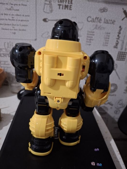 Robot jucarie interactiv