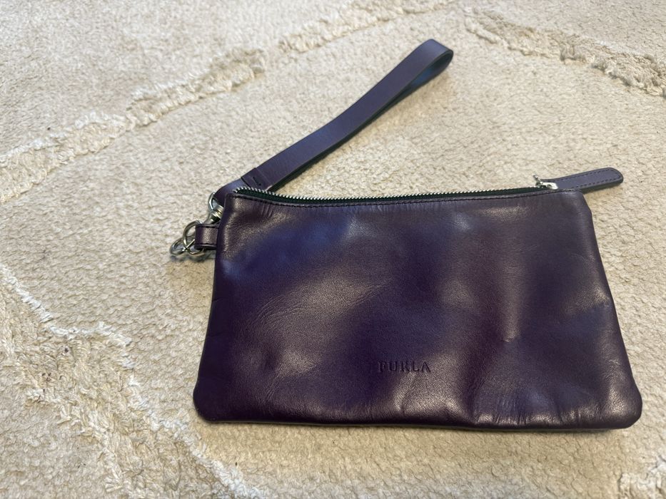 Клъч Furla ! Цвета е тъмно лилав !