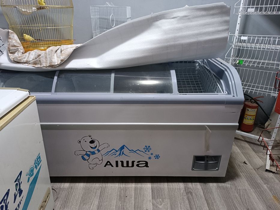 Продаётся витринный холодильник AIWA