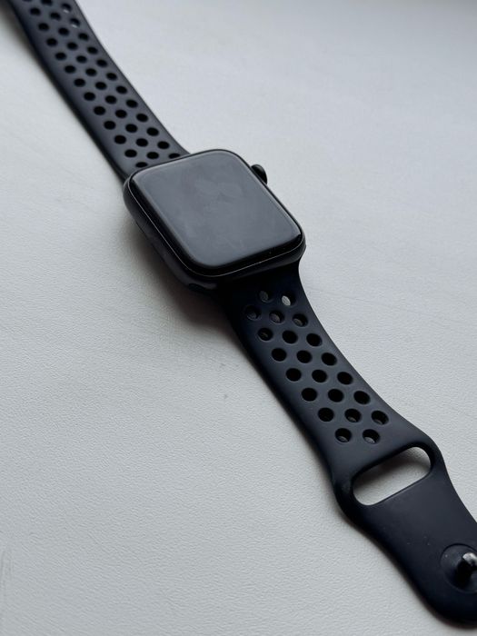 Apple Watch Nike SE 44mm Aluminum (Состояние АКБ 92%)
