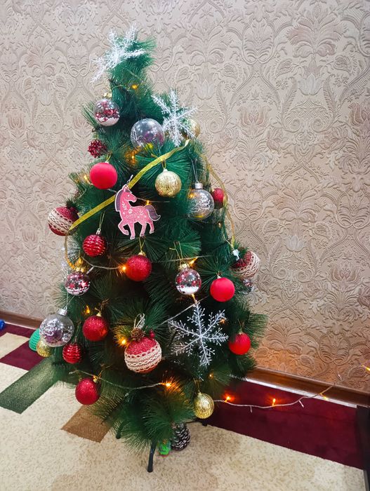 Ёлочка с игрушками и герляндой