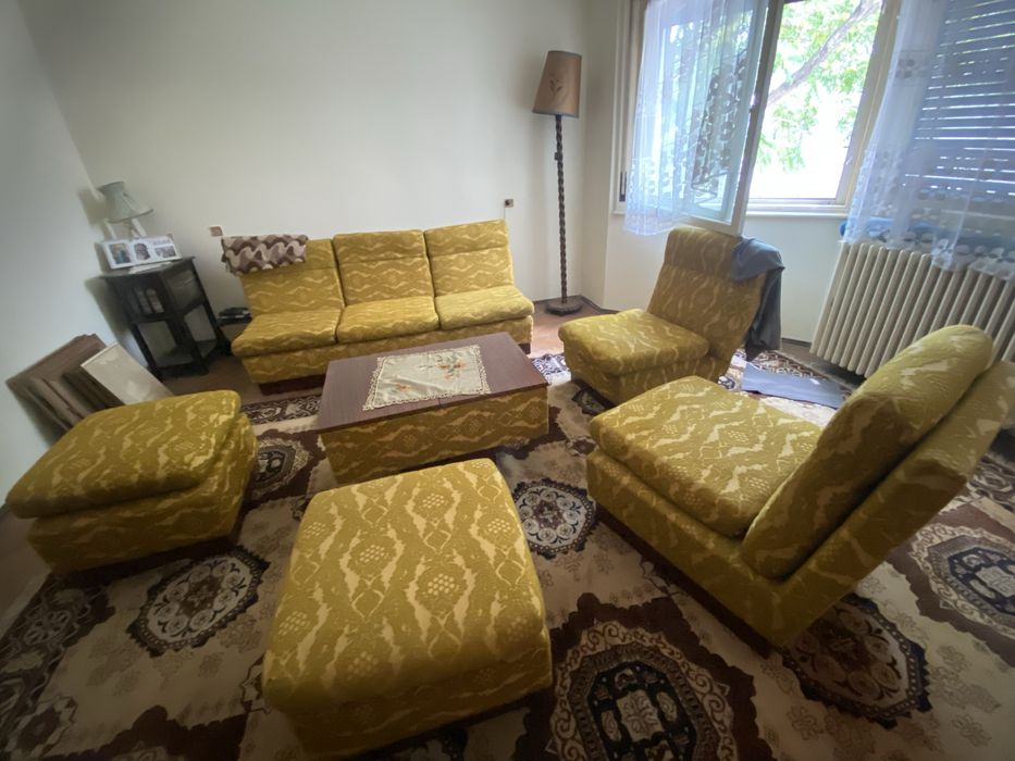 Set mobilier living vintage complet: canapea, fotolii, biblioteca si masuta - stare foarte buna.