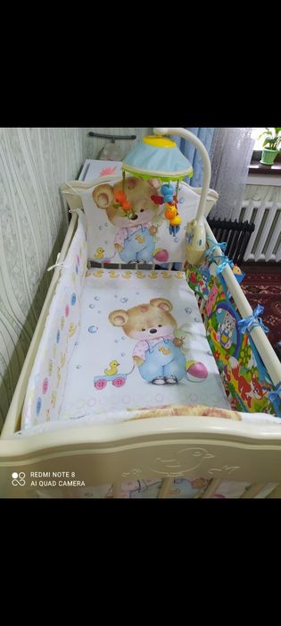 Детская кроватка с маятником