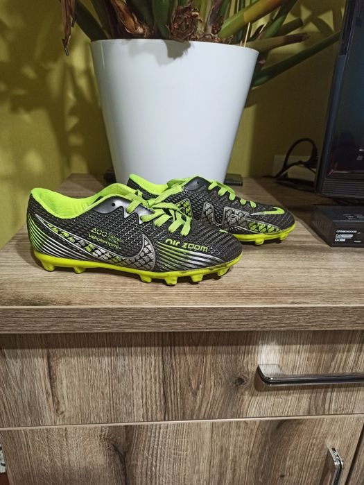 Футбольные бутсы, сороконожки