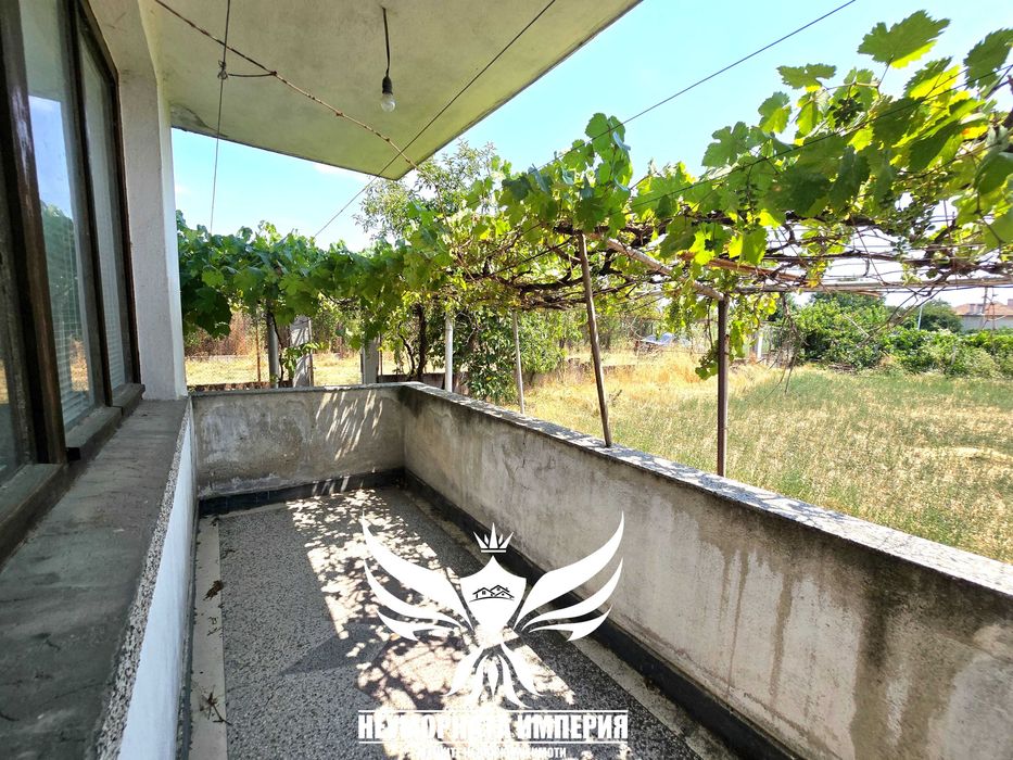 Двуетажна къща с постройки 320РЗП с 1430кв. двор село Конуш