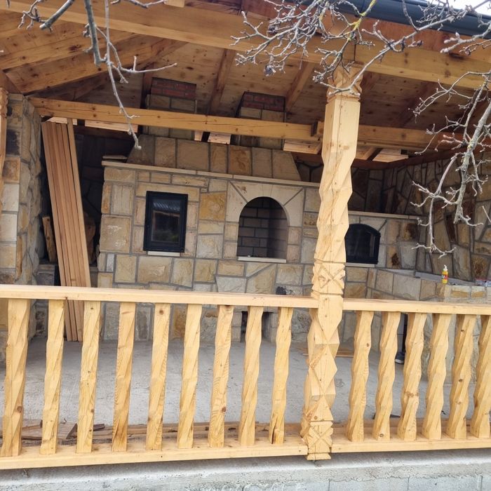 Stâlpi sculptați și scânduri ornamentale pentru terase, foișoare