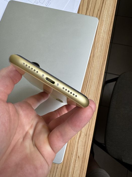 iPhone 11 64GB 80% Battery Health без забележки жълт с кейс и протектор