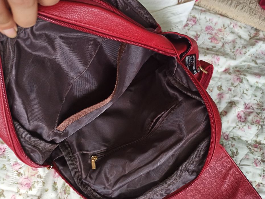 Червена кожена чанта - раница